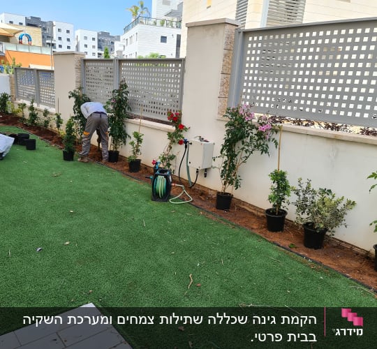 אדם שותל צמחים בגינה עם צינור השקיה